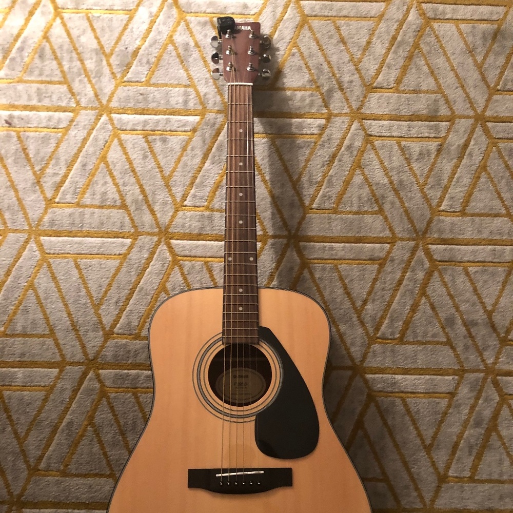 Yamaha f325d acoustic guitar w/ case